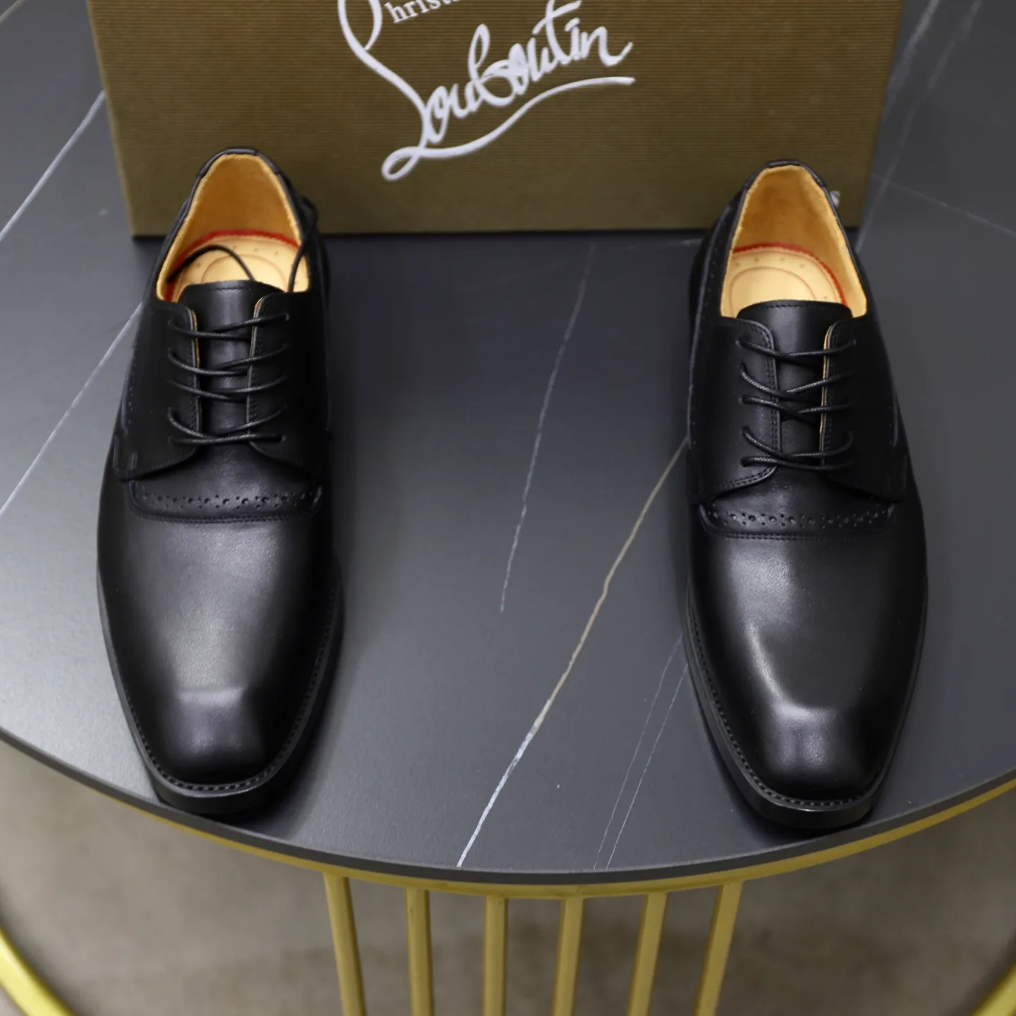 Ex-factory price: 620💰Christia*.Loubouti*🆑High-end men’s business formal leather shoes | Classic red sole shoes | Original imported first-layer cowhide | Water-dyed cowhide lining | Italian imported red rubber outsole | High-end luxury | Perfect interpretation of fashion, sunshine, style, suitable for various occasions Size: 39-44 (38.45 custom-made)
